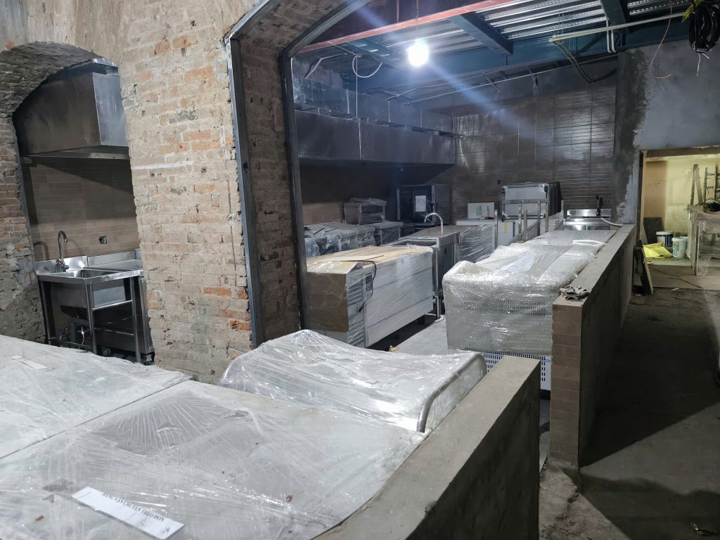 sắp xếp thiết bị bắt đầu tiến hành lắp đặt