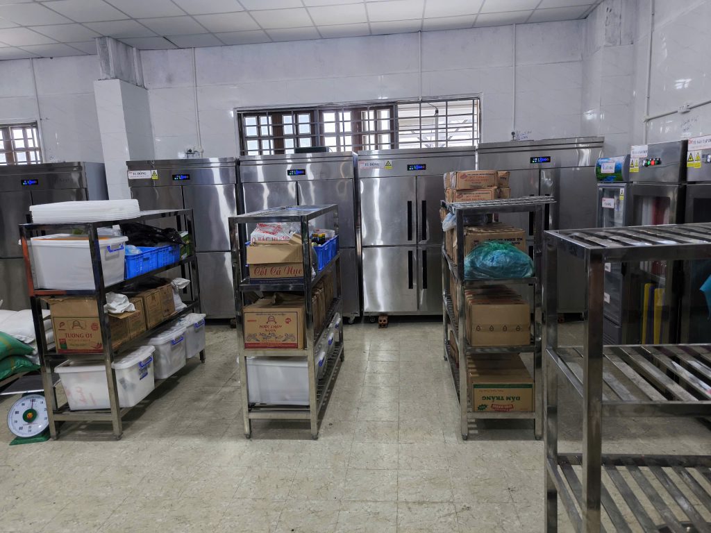 giá kệ và hệ tủ lạnh tại bếp nha mát cơ khí sơn la